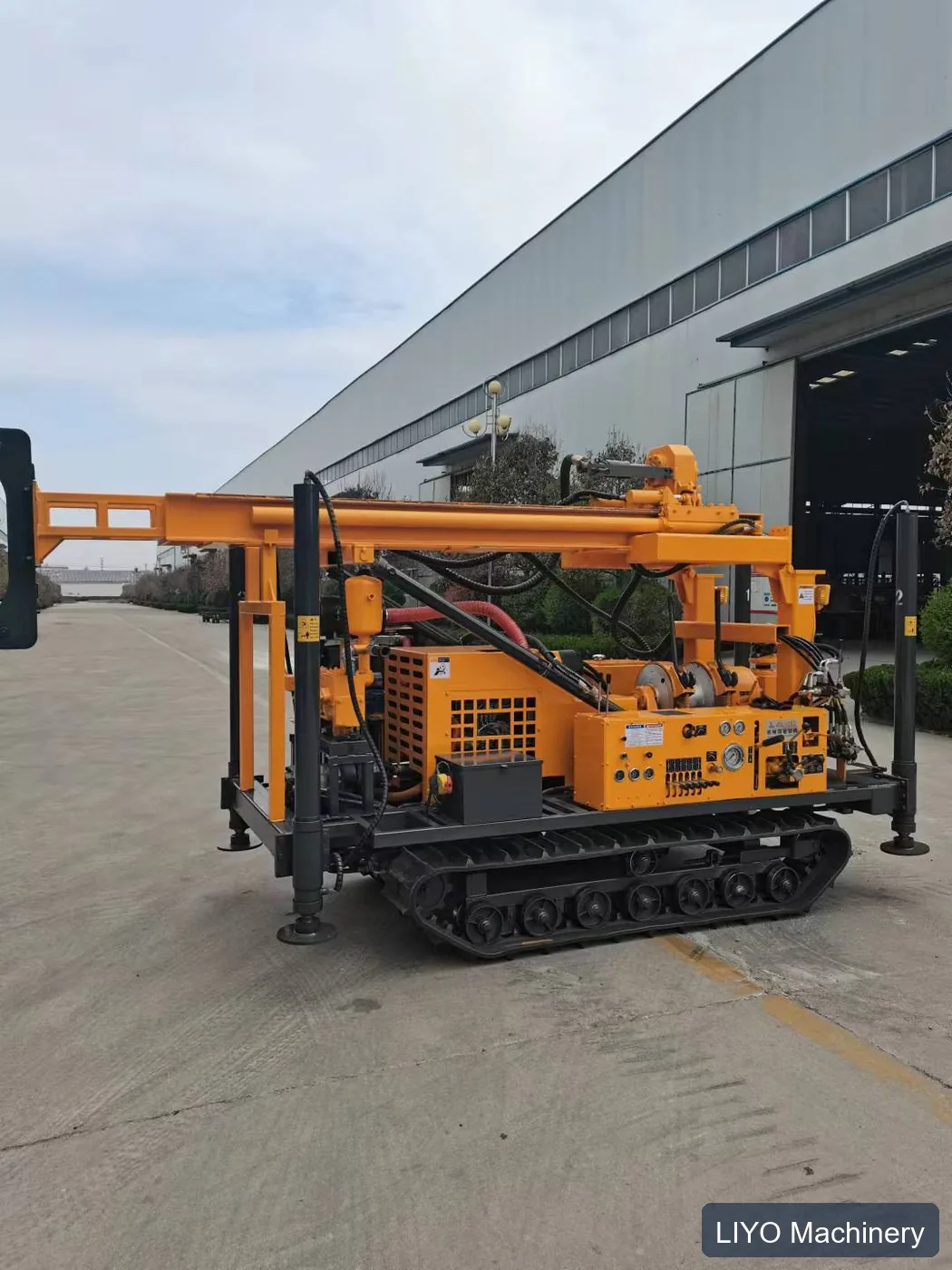 LY-280 crawler drilling rig side view